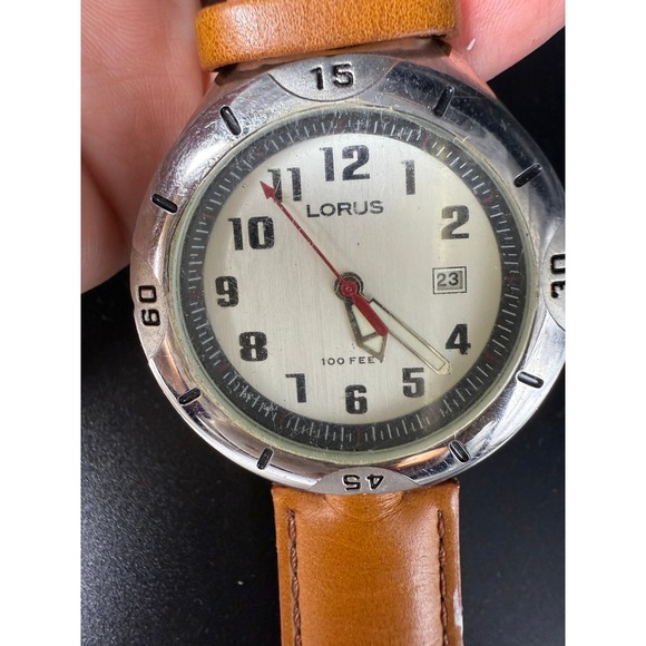 Lorus 100 Feet Watch Tan Leather Band Date Silver Tone Case Needs Battery - Picture 1 of 9